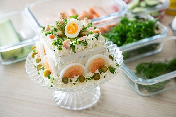 Cornichons, gekochte Eier-Scheiben und Frischkäse dienen der Brottorte als Verzierung. - © Christin Klose/dpa-tmn