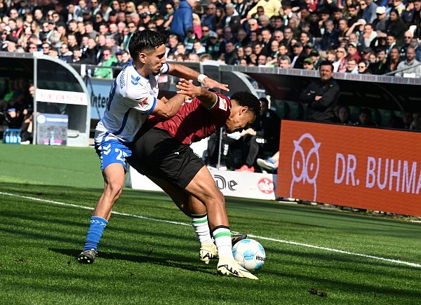Umkämpftes Spiel: Hannovers Thaddäus Momuluh (r) im Duell gegen Magdeburgs Livan Burcu - © Carmen Jaspersen/dpa