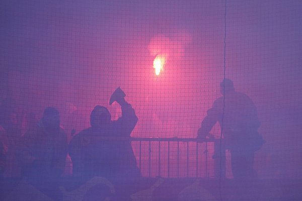 Manche Fans nutzten zerstörtes Stadion-Inventar auch als Wurfgeschoss. - © Marcus Brandt/dpa