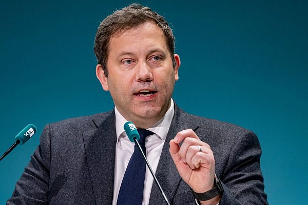 SPD-Chef Lars Klingbeil bleibt bei der Rente hart. - © Fabian Sommer/dpa