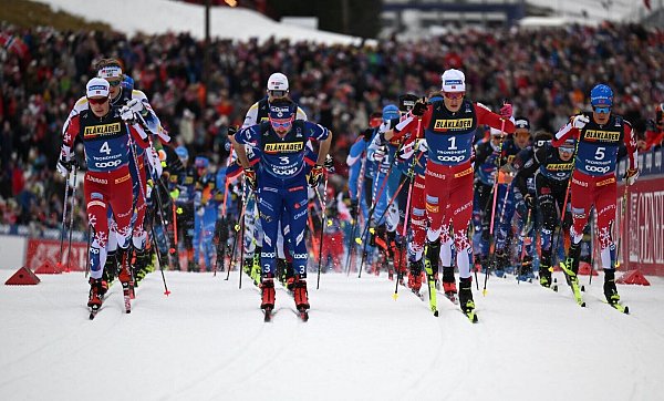 Startschuss für den Skiathlon, der vor vollen Rängen stattfand. - © Hendrik Schmidt/dpa