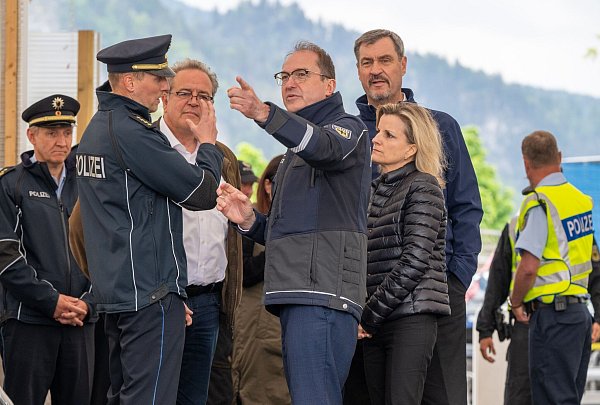 Am Donnerstag besuchte Bundesinnenminister Alexander Dobrindt (CSU) zusammen mit dem bayerischen Ministerpräsidenten, Markus Söder (CSU), die Grenze zu Österreich. - © Peter Kneffel/dpa