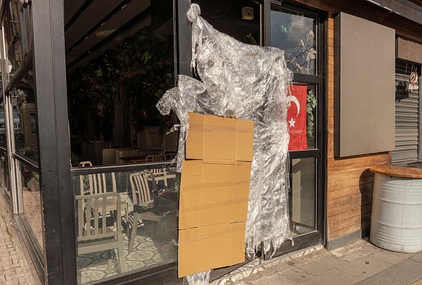 Die Behörden haben einen Laden im Stadtteil Ortaköy schließen lassen. - © Ahmed Deeb/dpa