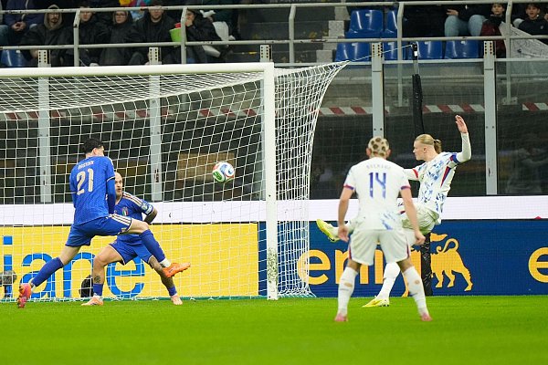 Mit den Qualifikationstoren 15 und 16 dreht Norwegens Super-Torjäger Erling Haaland (r) in Italien die Partie. - © Luca Bruno/AP/dpa
