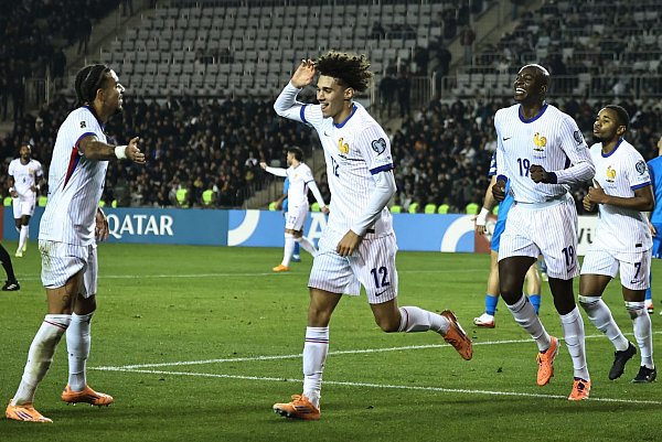 Frankreichs Maghnes Akliouche (M) traf beim französischen Sieg in Aserbaidschan. - © Uncredited/AP/dpa