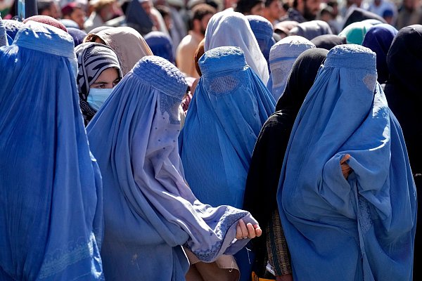 Die islamistischen Taliban haben die Rechte von Frauen und Mädchen, zum Beispiel auf Bildung, massiv eingeschränkt. (Archivfoto) - © Ebrahim Noroozi/AP/dpa