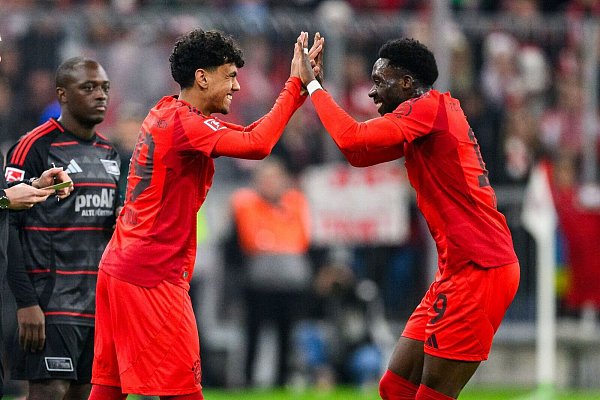 Der große Moment für Adam Aznou (l): Der 18-Jährige wird für Geburtstagskind Alphonso Davies eingewechselt, der sich mit dem Debütanten freut. - © Tom Weller/dpa