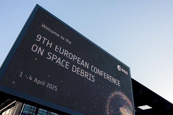 Internationale Experten suchen bis Freitag in Bonn nach Lösungen für das zunehmende Problem des Weltraumschrotts. - © Rolf Vennenbernd/dpa