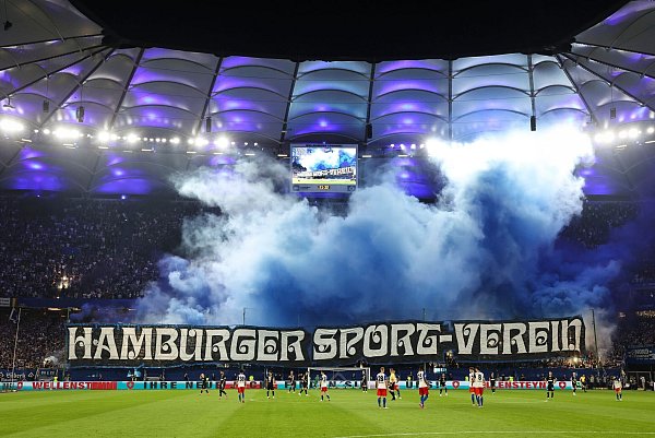 HSV-Fans feiern ihre Mannschaft mit Phyrotechnik und Leuchtfackeln zu Beginn der zweiten Halbzeit. - © Christian Charisius/dpa