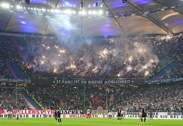 Fans des FC St. Pauli brennen auf der Tribüne Pyrotechnik ab. - © Marcus Brandt/dpa