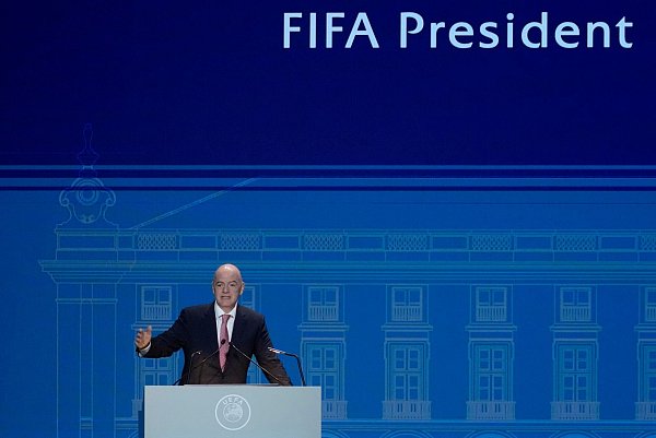 FIFA-Präsident Gianni Infantino forderte öffentlich mehr Geld, ohne konkrete Zahlen zu nennen. - © Armando Franca/AP/dpa