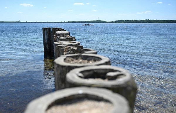 Im Cospudener See wird geschwommen beim Ironman70.3 in Leipzig. - © Elisa Schu/dpa