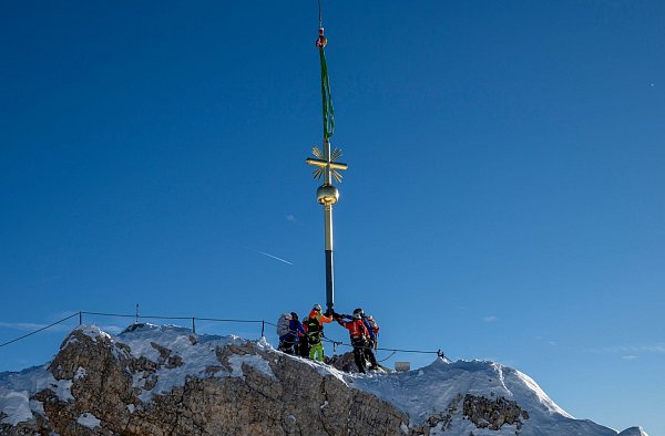 Das Wahrzeichen der Zugspitze steht wieder. - © Peter Kneffel/dpa