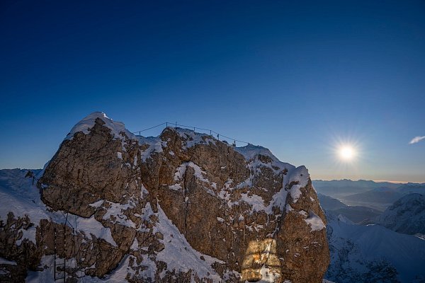 Gut zwei Wochen lang war der Gipfel nackt. - © Peter Kneffel/dpa