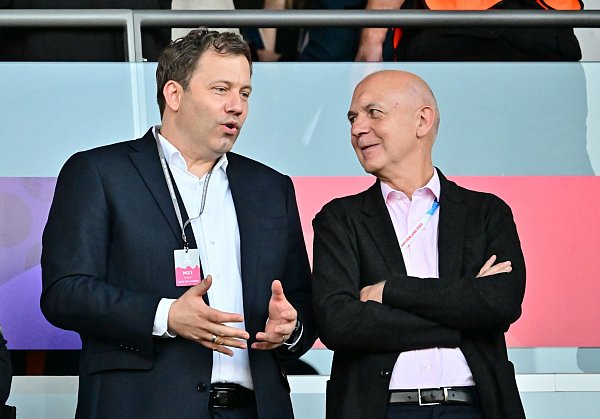 Tribünengäste im Letzigrund: Vizekanzler Lars Klingbeil (SPD) und DFB-Präsident Bernd Neuendorf. - © Sebastian Christoph Gollnow/dpa