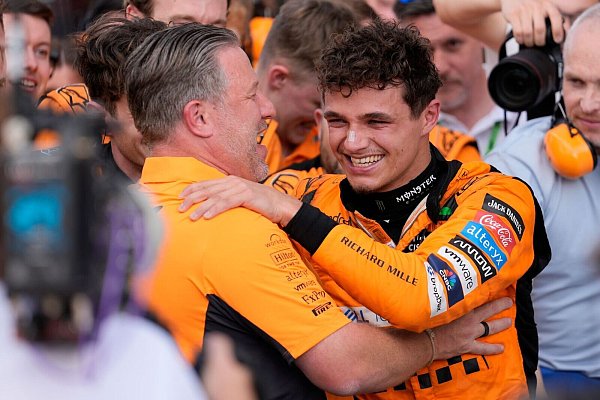 McLaren-Boss Zak Brown (l) war bislang gegen eine Teamorder zugunsten von Lando Norris. - © Rebecca Blackwell/AP/dpa