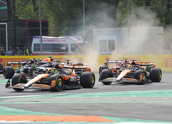 Führen einen harten Zweikampf: Die McLaren-Piloten Lando Norris und Oscar Piastri. - © Hasan Bratic/dpa