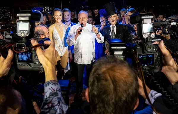 Schuhbeck kochte nicht nur für die Bussi-Bussi-Gesellschaft, er war auch Teil von ihr. - © Sven Hoppe/dpa