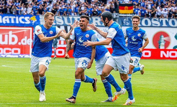 Drei Punkte konnten die Spieler von Hansa Rostock zum Auftakt gegen den 1. FC Nürnberg bejubeln. - © Jens Büttner/dpa