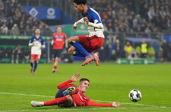 Umkämpftes Spiel im Pokal zwischen dem HSV und Holstein Kiel. - © Marcus Brandt/dpa