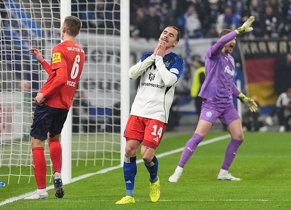 Rayan Philippe vom HSV fasst sich ins Gesicht. - © Marcus Brandt/dpa