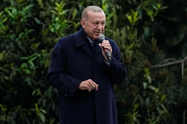 Recep Tayyip Erdogan hält eine Rede vor seiner Residenz in Istanbul. - © Francisco Seco/AP/dpa