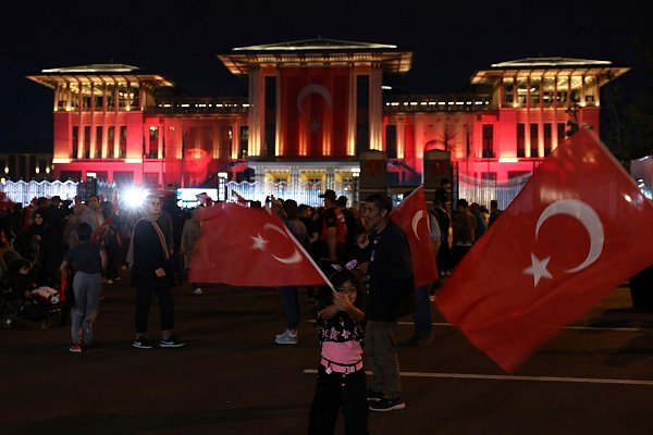 Anhänger des türkischen Präsidenten Erdogan versammeln sich vor dem Präsidentenpalast. - © Ali Unal/AP/dpa