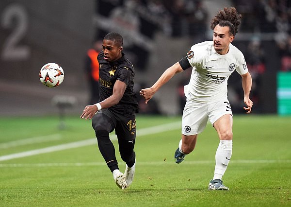 Slavia Prag für Eintracht Frankfurt um Abwehrspieler Arthur Theate (r) ein echter Prüfstein. - © Thomas Frey/dpa