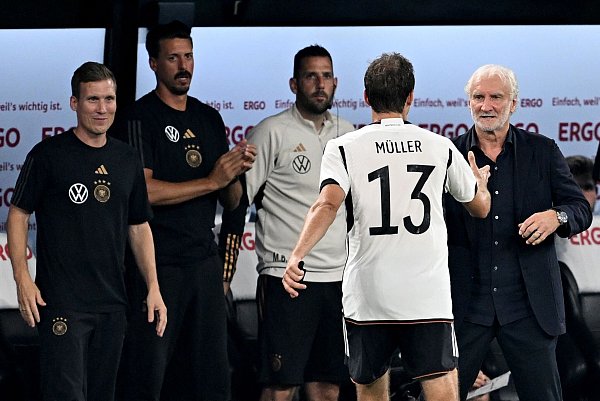 Rudi Völler hält viel von Thomas Müller. - © David Inderlied/dpa