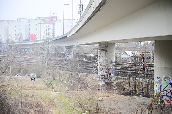 Der Riss in der Autobahnbrücke war vor wenigen Wochen entdeckt worden - nun folgte die Vollsperrung der Brücke. - © Sebastian Gollnow/dpa