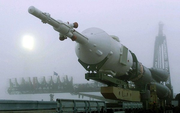 Zwei Tage vor dem geplanten Abflug der ersten Besatzung zur Internationalen Raumstation ISS wird das russische Raumschiff «Sojus-TM» in Startposition gebracht. (Archivbild) - © epa Sergei Chirikov/epa/dpa