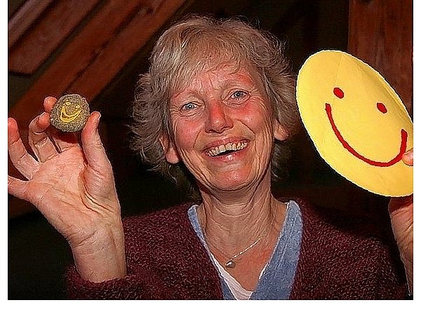 Dazu fordert Christine Pohlmann auf. Die 53-Jährige aus Nörde ist zertifizierte Lach-Yoga-Leiterin. - © FOTO: SANDRA WAMERS