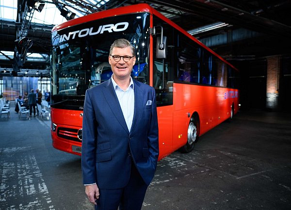 Der nächste große Meilenstein ist nach Angaben von Till Oberwörder, Vorstandsvorsitzender Daimler Buses, dann die Elektrifizierung des Reisebussegments. - © Bernd von Jutrczenka/dpa