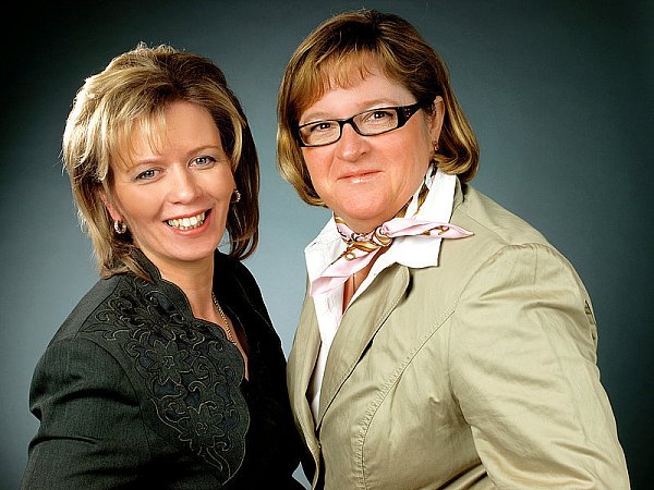 Wackere Schützen werden heute ausfechten, wer an der Seite von Königin Birgit Methling (l.) regieren darf. Zur Seite steht ihr Zeremonienmeisterin Bianca Kesselmeier. - © FOTO: PBSV