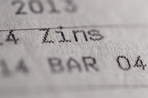 Festgeld und Tagesgeld bringen wieder weniger ein. (Symbolbild) - © Daniel Karmann/dpa