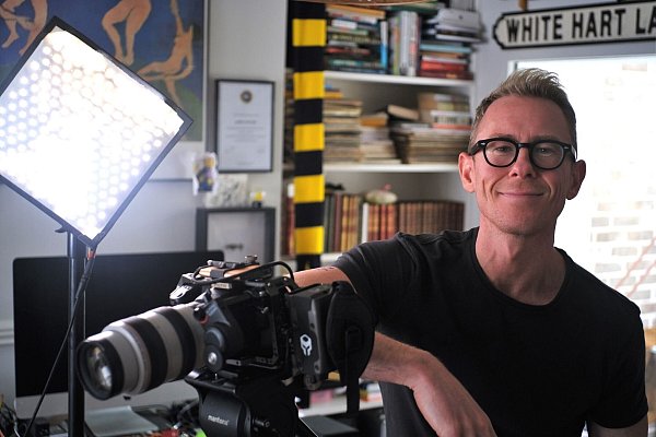Regisseur Matthew Bauer suchte für seinen Film nach echten James Bonds. - © Jamie Touché/The Other Fellow Ltd/Journeyman Pictures/dpa