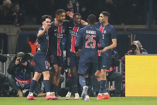 Souverän ins Achtelfinale: Die Profis von Paris Saint-Germain jubeln. - © Michel Euler/AP/dpa