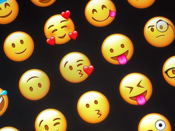 Der digitale Ersatz für Gestik und Mimik: Emojis. - © Jörg Carstensen/dpa