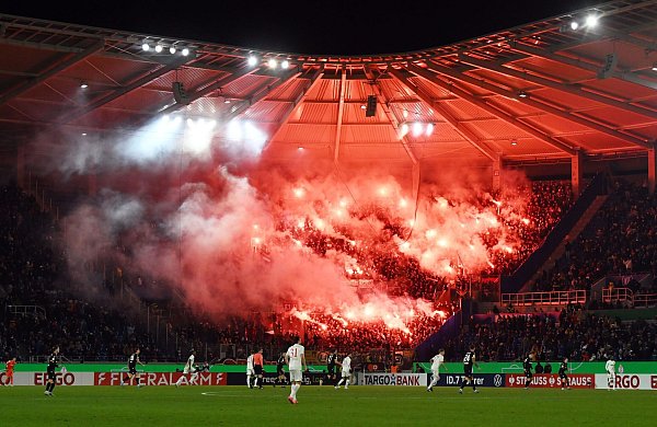 Aufgeheizte Stimmung beim Pokal-Duell zwischen Karlsruhe und Augsburg. - © Uli Deck/dpa