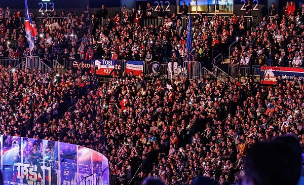 Es herrschte eine bedrückende Stille vor dem ersten Spiel nach Eders Tod. - © Andreas Gora/dpa