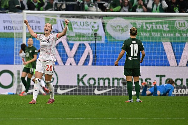 Münchner Jubel in Wolfsburg: Franziska Kett feiert das Tor zum 2:1. - © Swen Pförtner/dpa