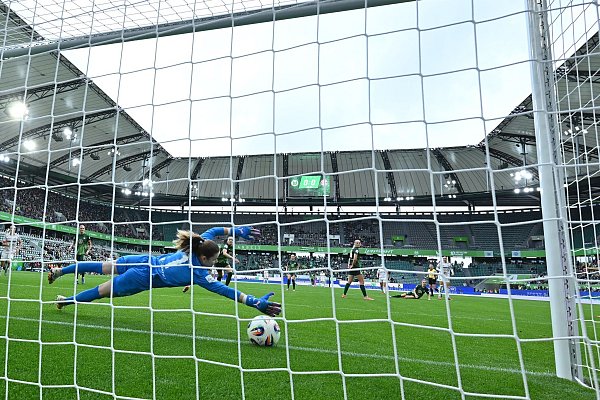 Das 1:0 für den FC Bayern: Wolfsburgs Torhüterin Stina Johannes kann den Schuss von Klara Bühl nicht halten. - © Swen Pförtner/dpa