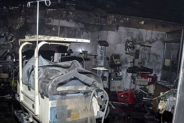 Ersten Erkenntnissen zufolge soll ein Kurzschluss den Brand verursacht haben. - © Uncredited/AP/dpa