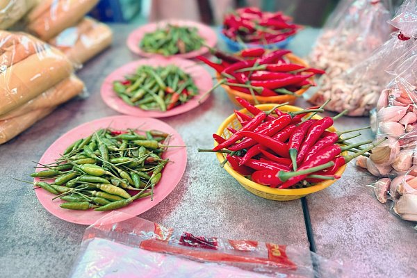 Kräuter, Gemüse, Chilis: Das kulinarische Erlebnis beginnt mit einer Markttour. - © Carola Frentzen/dpa-tmn