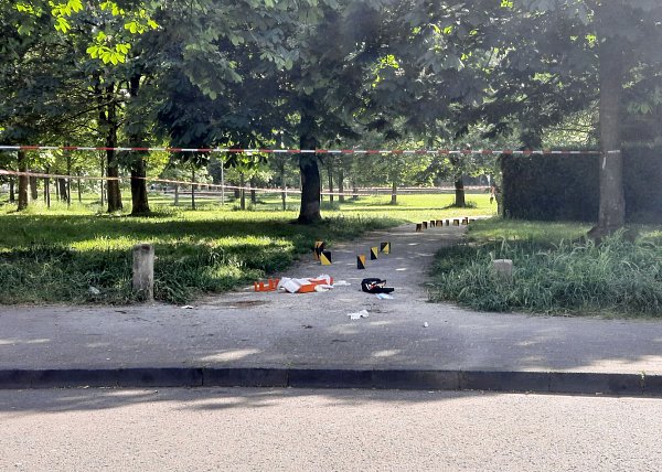 Markierungen der Polizei dokumentieren den Tatort in einem abgesperrten Bereich im Böcking-Park. - © Sascha Thelen/dpa