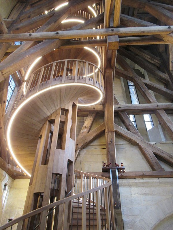 Die Wendeltreppe aus massiver Eiche ist 21 Meter hoch und 20 Tonnen schwer und gilt als ein Meisterwerk der Zimmermannskunst. - © Sabine Glaubitz/dpa