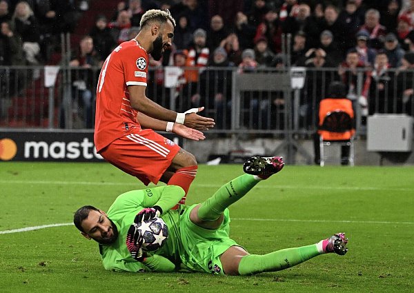 Eric Maxim Choupo-Moting (oben) hat das Nachsehen gegen PSG-Keeper Gianluigi Donnarumma.. - © Peter Kneffel/dpa