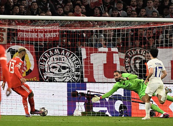 Eric Maxim Choupo-Moting (l) leitete mit seinem Tor den Sieg ein. - © Peter Kneffel/dpa