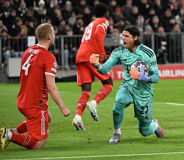 Yann Sommer (r) feiert Matthijs de Ligt für dessen Rettungstat. - © Sven Hoppe/dpa
