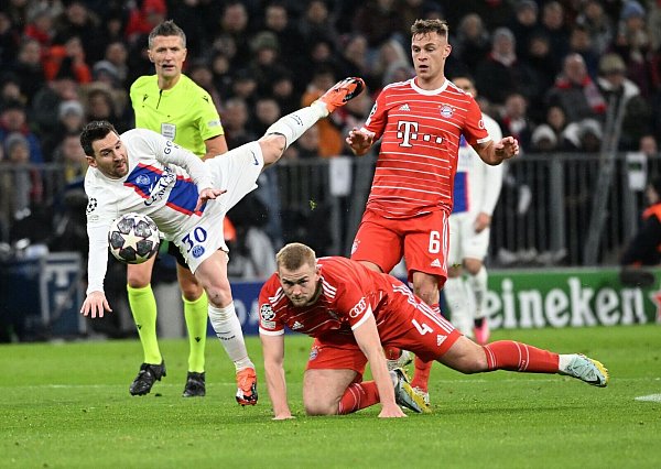 PSG-Superstar Lionel Messi (l) wird von Bayern-Verteidiger Matthijs de Ligt vom Ball getrennt. - © Sven Hoppe/dpa